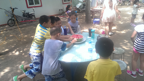 啟樂園暑期班組織戶外感統(tǒng)訓(xùn)練