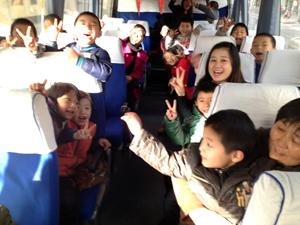 學(xué)前班蒙氏班到戶外進(jìn)行社會(huì)實(shí)踐和感統(tǒng)游戲課