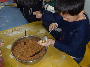 啟樂(lè)園冬至組織孩子們包餃子